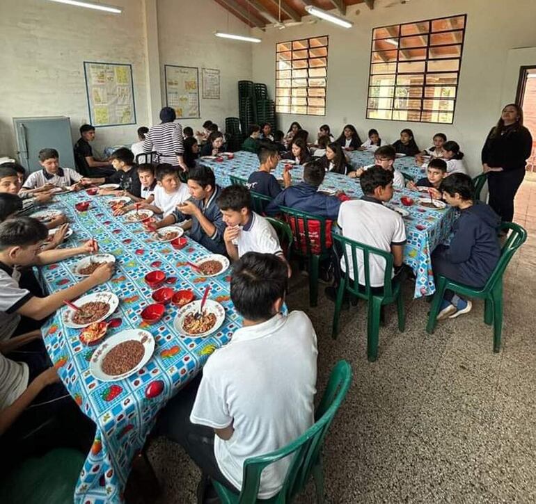 En Caapucú también ya distribuyeron el desayuno, almuerzo y merienda  escolar.