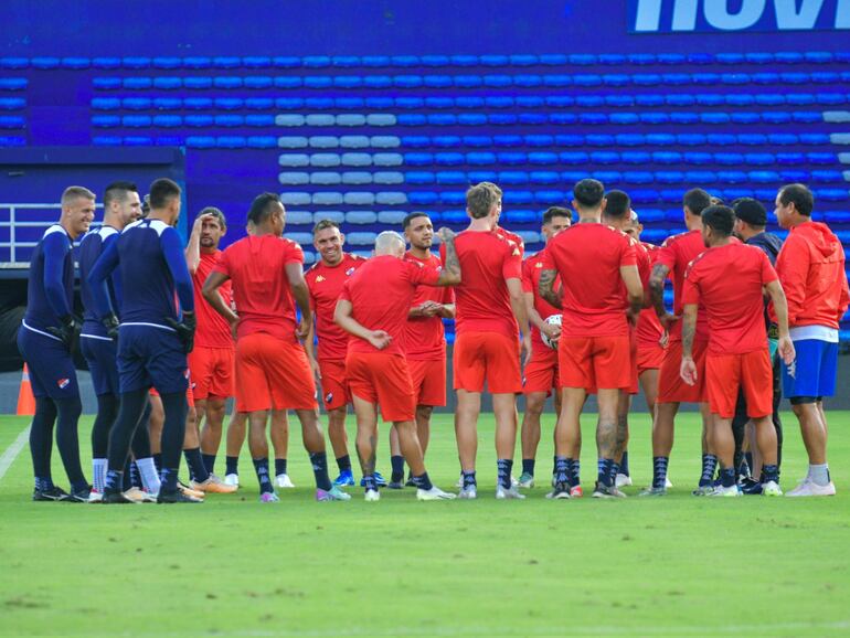 Los jugadores de Nacional en el entrenamiento del plantel en el estadio George Capwell, en la ciudad de Guayaquil, Ecuador.