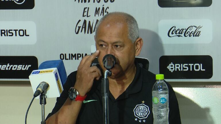 Francisco Arce, técnico de Olimpia, en la conferencia de prensa.