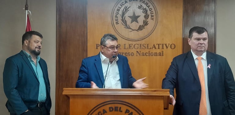 Colym Soroka, Gustavo Leite y Dionisio Amarilla, miembros de la Comisión Bicameral de Investigación (CBI), conocida como "comisión garrote".