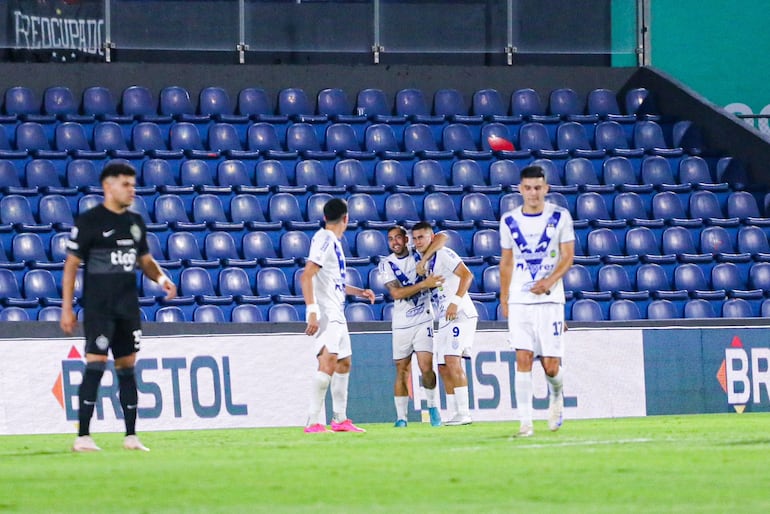 Los jugadores de Sportivo Ameliano celebran un gol ante Olimpia en un partido de la fecha 18 del torneo Clausura 2024 del fútbol paraguayo en el estadio Defensores del Chaco, en Asunción, Paraguay.