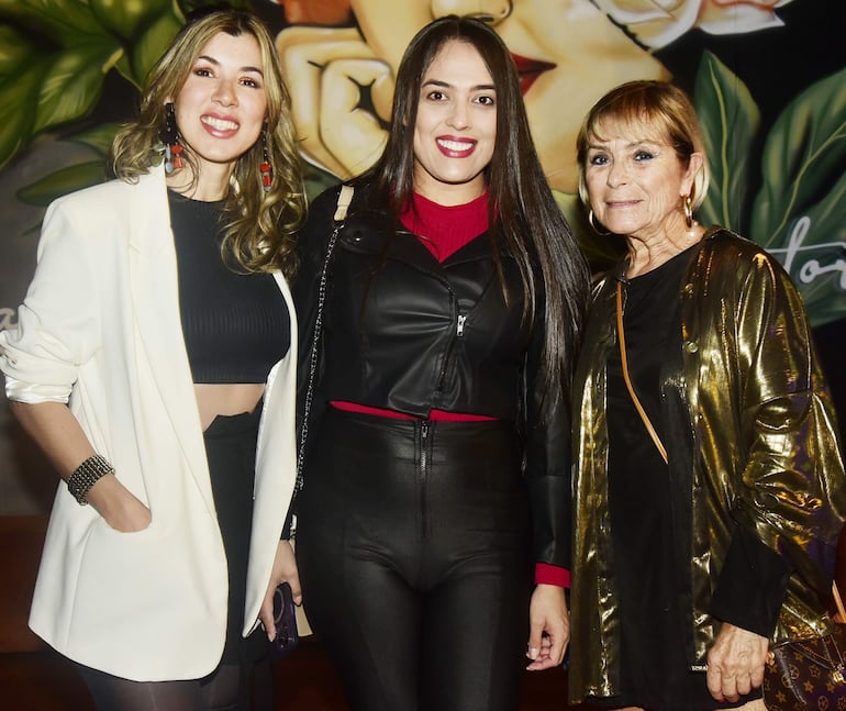 Araceli Barrios, Brenda Duarte y Rosi Guggiari.
