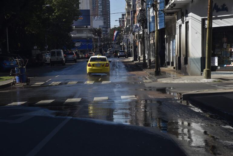 Esta imagen se puede observar a lo largo de la calle 25 de Mayo. La pérdida de agua afecta a la capa asfáltica y pone además en peligro a los conductores y transeúntes.