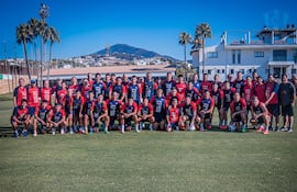 La delegación de Cerro Porteño en el último día de inter temporada en el Marbella Football Center, en Málaga.
