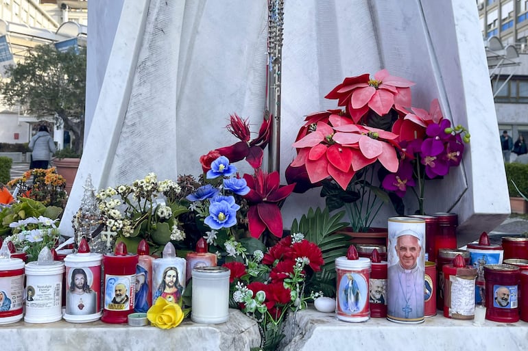 Flores y velas depositadas por feligreses, fotografiadas este jueves en el exterior del Hospital Gemelli de Roma, donde se encuentra hospitalizado desde hace siete días el papa Francisco debido a una infección de las vías respiratorias y una neumonía bilateral.