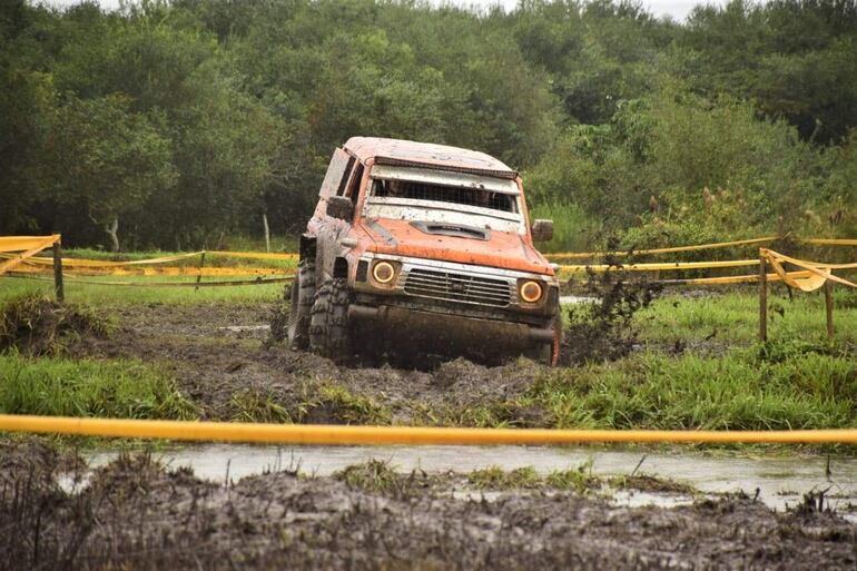 Una postal de lo que dejó la carrera en el distrito de 3 de Febrero: los Junghans y la imponente camioneta Nissan Patrol.