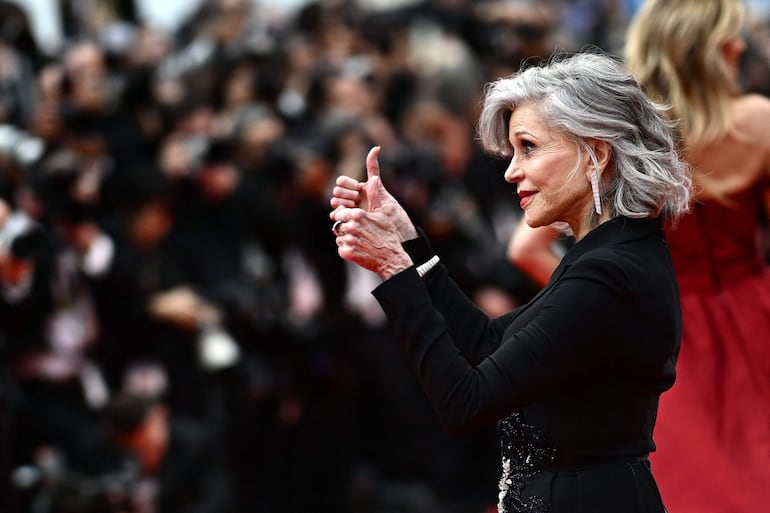 Jane Fonda derrochó buena onda a su paso por la red carpet de la edición número 77 del Festival de Cannes. (LOIC VENANCE / AFP)