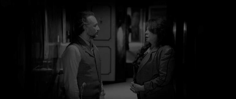 Fernando Abadie y Clotilde Cabral también participan en la película, que combina escenas en blanco y negro con otras a todo color.