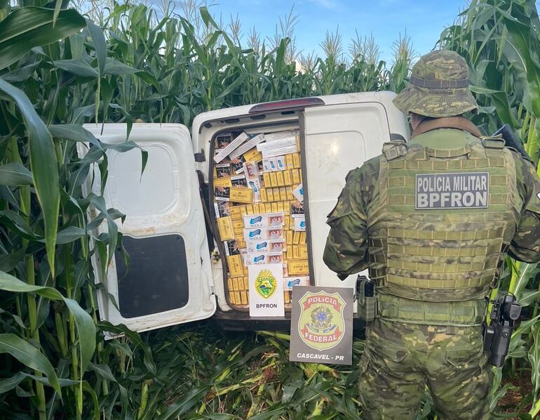 Parte de los cigarrillos de contrabando incautado en Brasil.