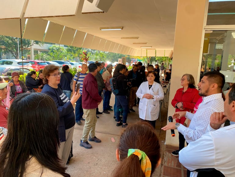 En la última manifestación de pacientes en el Incan, pidieron a gritos la presencia del doctor Doria, pero este no se presentó. El único que respondió a las inquietudes fue el nuevo director médico del hospital, nombrado tras la destitución del doctor Campos Barreto. 