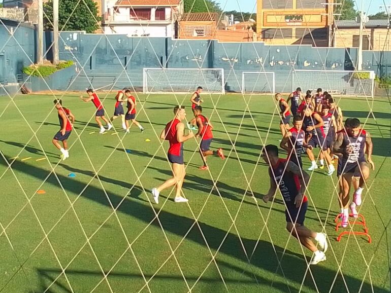 Los jugadores de Cerro Porteño entrenan en la Ollita, en la ciudad de Asunción.