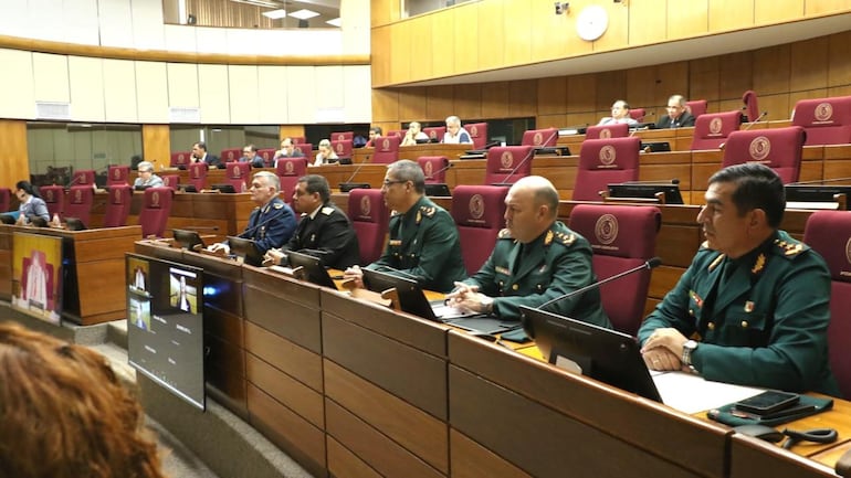 Altos jefes militares, que buscan el ascenso, acudieron ayer al Senado.