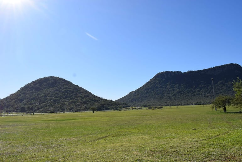 El imponente cerro Cristo Redentor y Cerro Hu  forman parte de las serranías de Paraguarí.