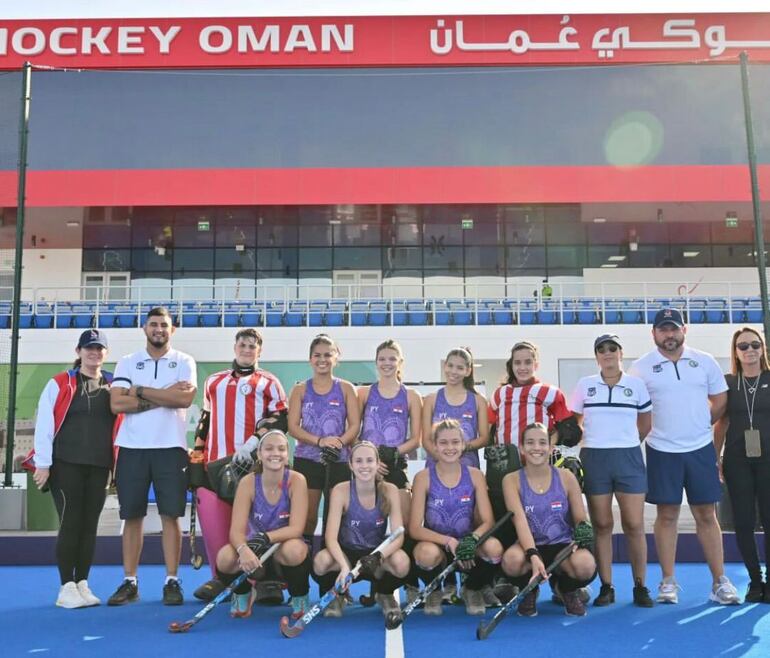 Las jugadoras, cuerpo técnico y miembros de la delegación paraguaya en el Mundial de Hockey5s.