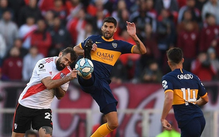 Lucas Pratto y Lisandro López  durante el superclásico argentino. Serán compañeros en Olimpia.