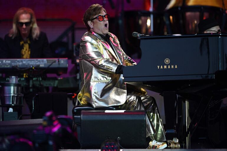 La leyenda británica Elton John (76) actúa en el escenario Pirámide en el quinto día del festival de Glastonbury en Somerset, Reino Unido.