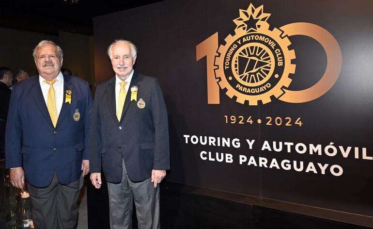 Dr. Hugo Mersán junto al Dr. Ramón Codas, presidente y vicepresidente del Touring y Automóvil Club Paraguayo. 