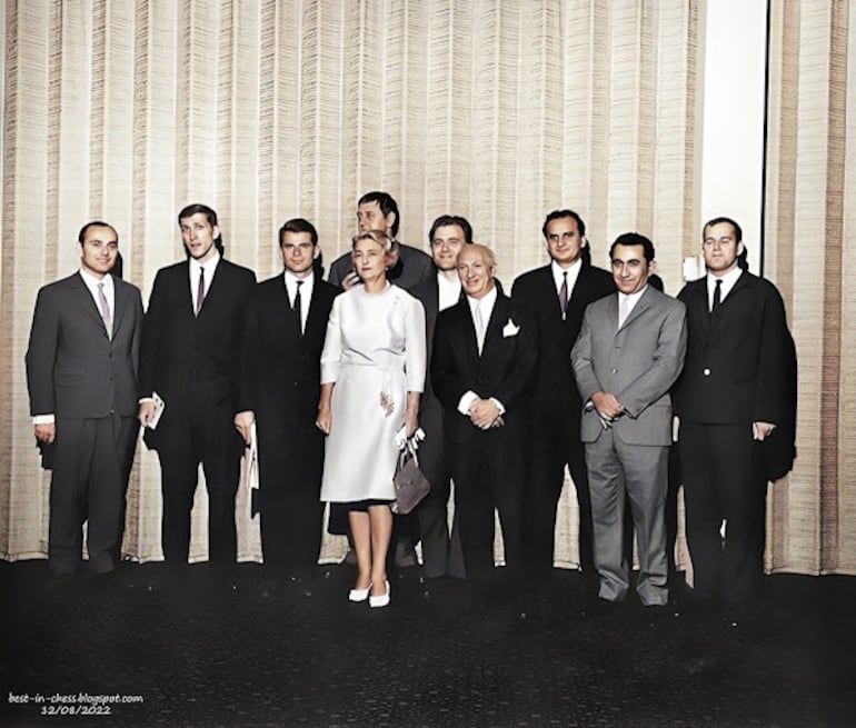 Participantes de la Copa Piatigorsky 1966 con Jacqueline Piatigorsky (Foto via bobby fischer 1966 blogspot.com).