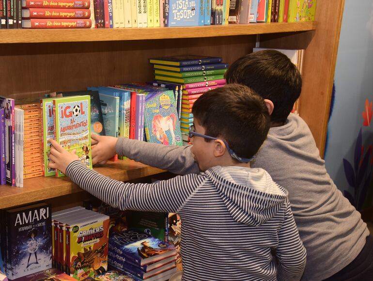 Los niños disfrutan de las vacaciones de invierno en el Shopping Mariscal.