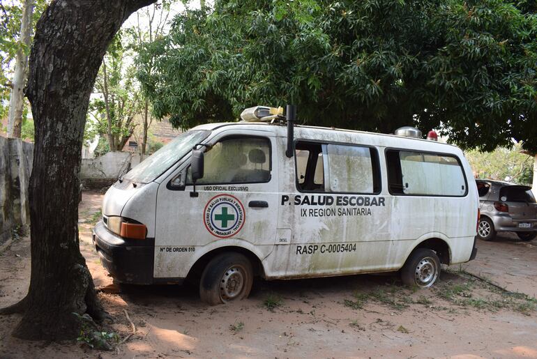 La ambulancia del Ministerio de Salud Pública y Bienestar Social (MSPBS) está descompuesta y es utilizada como basurero.