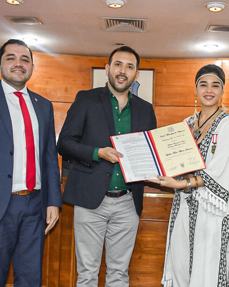 La joven cantante Ayer Alfonso mostrando feliz el reconocimiento que recibió en la Junta Municipal de Asunción. (Instagram/Aye Alfonso)