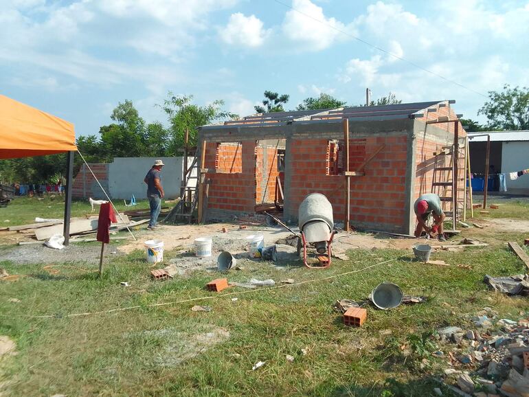 Los obreros de la SEN trabajan en la edificación de una de las viviendas en la comunidad de Guaicá.