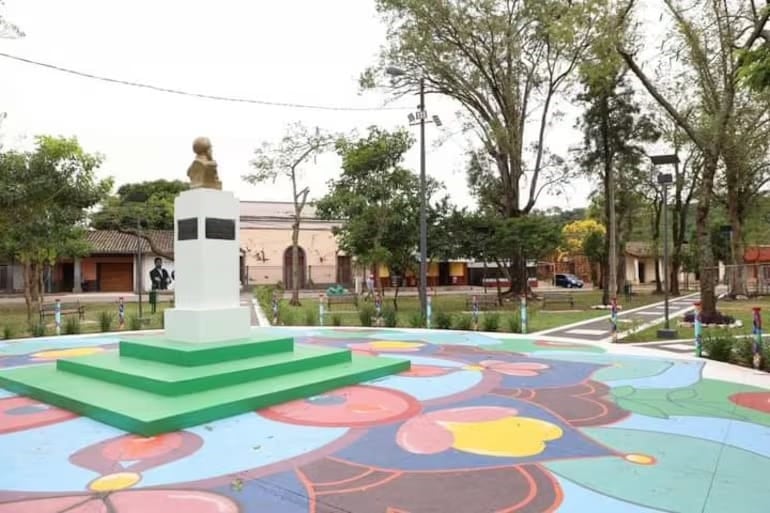 La remodelación de la plaza Mariscal Francisco Solano López fue cuestionada por la denunciada, Diana Patricia Meza.