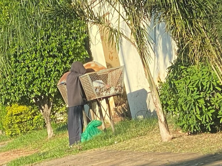 Adictos recorriendo las calles del barrio Itá Enramada, es una constante denuncian vecinos del lugar.