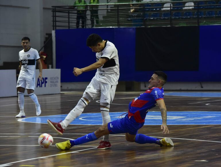 Olimpia se impuso ayer  5-4 a Cerro Porteño, en el juego de ida por el título del Clausura.