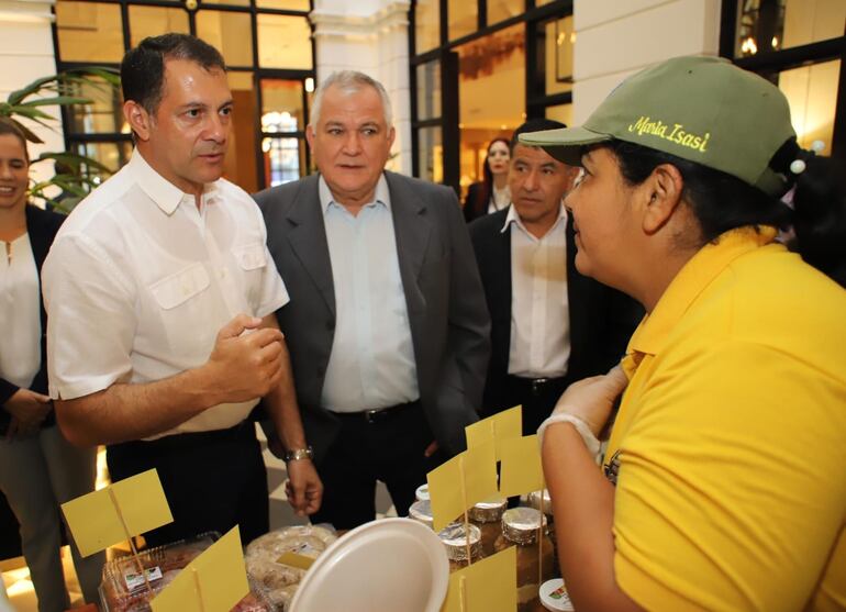 El ministro de Agricultura y Ganadería, Dr. Carlos Giménez, conversa con una prductora en una feria hortigranjera.