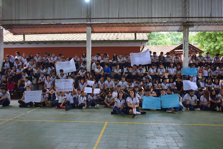 Alumnos del Colegio Nacional de Villarrica realizaron una sentata como medida de protesta en contra de la Gobernación de Guairá.