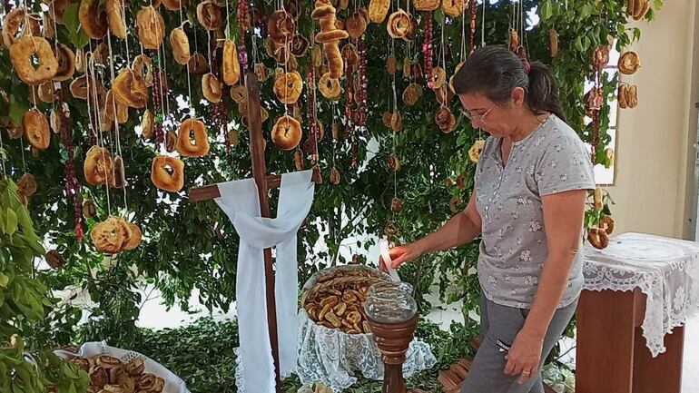 El altar quedó adornado con cuatro canastas de chipás, y en el centro la cruz mayor junto a la luz de la vela.