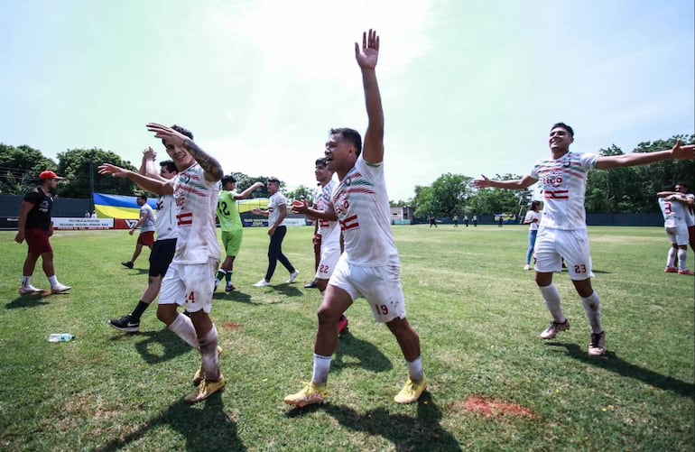 Juan  Ruiz Díaz (i), Juan Aníbal Roa (c) y Agustín Giménez (d), festejan el título y ascenso de Atlético Tembetary a la División Intermedia. (Foto: APF).