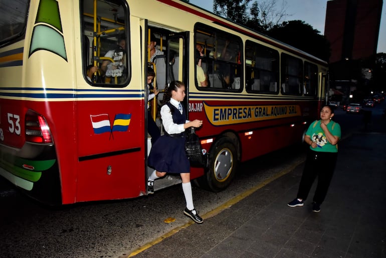 Una estudiante desciende de un bus. (Archivo)