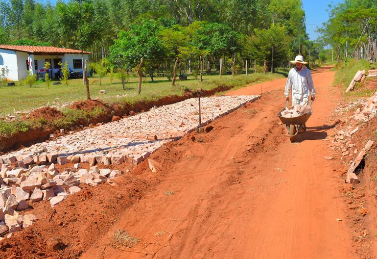 Continúa la construcción de empedrado que se denunció como obra fantasma en la compañía Carovení Viejo de Villarrica.