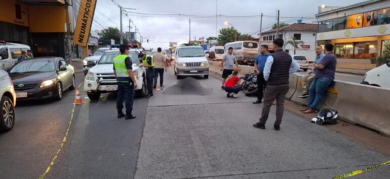 Fatal accidente en Fernando de la Mora deja como saldo un motociclista fallecido.