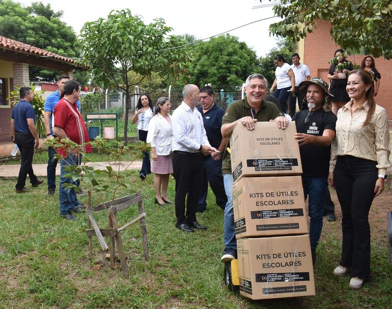 El ministro Luis Ramírez, acompañó esta mañana la entrega de los kits escolares en la escuela y colegio Maria Auxiliadora de Santaní