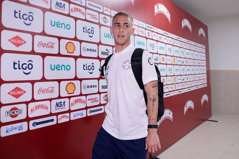 Matías Rojas, futbolista de la selección paraguaya, durante la llegada al estadio Defensores del Chaco.