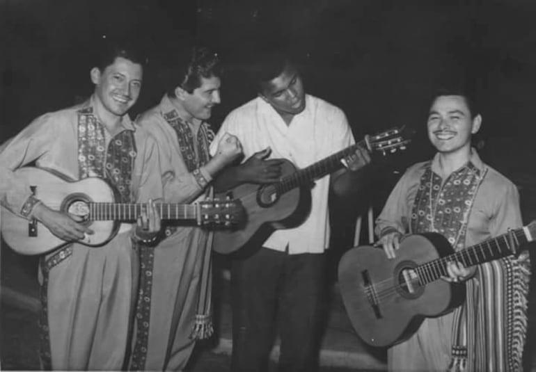 Arnaldo Peralta (segundo de la izquierda) junto a sus compañeros del trío los Amadores compartiendo un momento con el recordado boxeador Muhammad Alí.