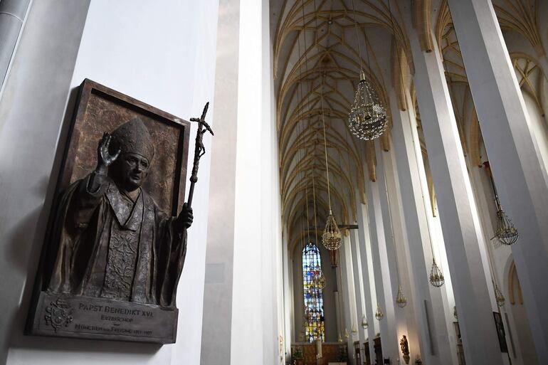 Un relieve del Papa emérito Benedicto XVI se exhibe dentro de la Iglesia de nuestra Señora en Munich, Alemania.