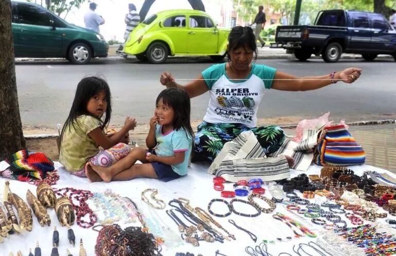 Todavía hoy, los makás siguen obteniendo el grueso de sus ingresos económicos de la venta de artesanías (Archivo de ABC Color).