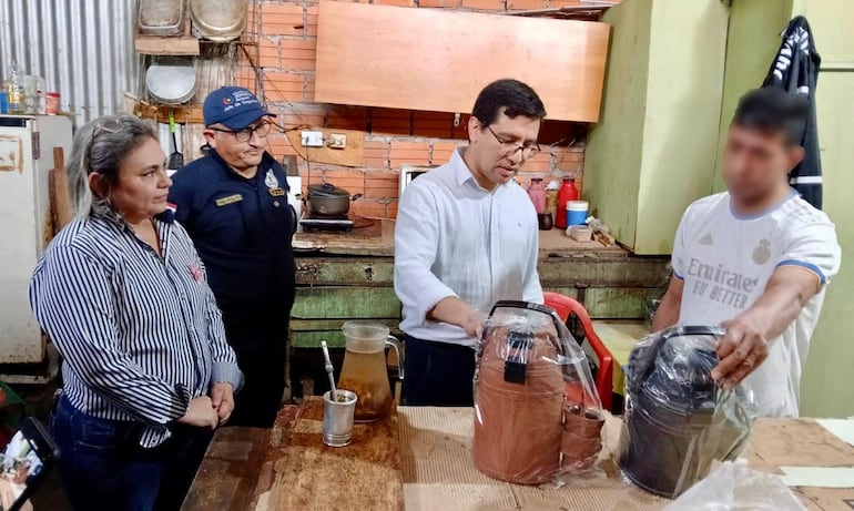 La visita de gobernador de Alto Paraná en la Penitenciaría de Ciudad del Este.