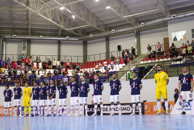 Los jugadores de la selección paraguaya de Futsal FIFA entonan el himno nacional en la previa de un partido frente a Chile en el COP Arena Óscar Harrison por la Copa América 2024 en Luque, Paraguay.