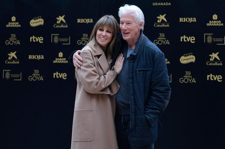 El actor Richard Gere posa junto a su esposa Alejandra Silva.