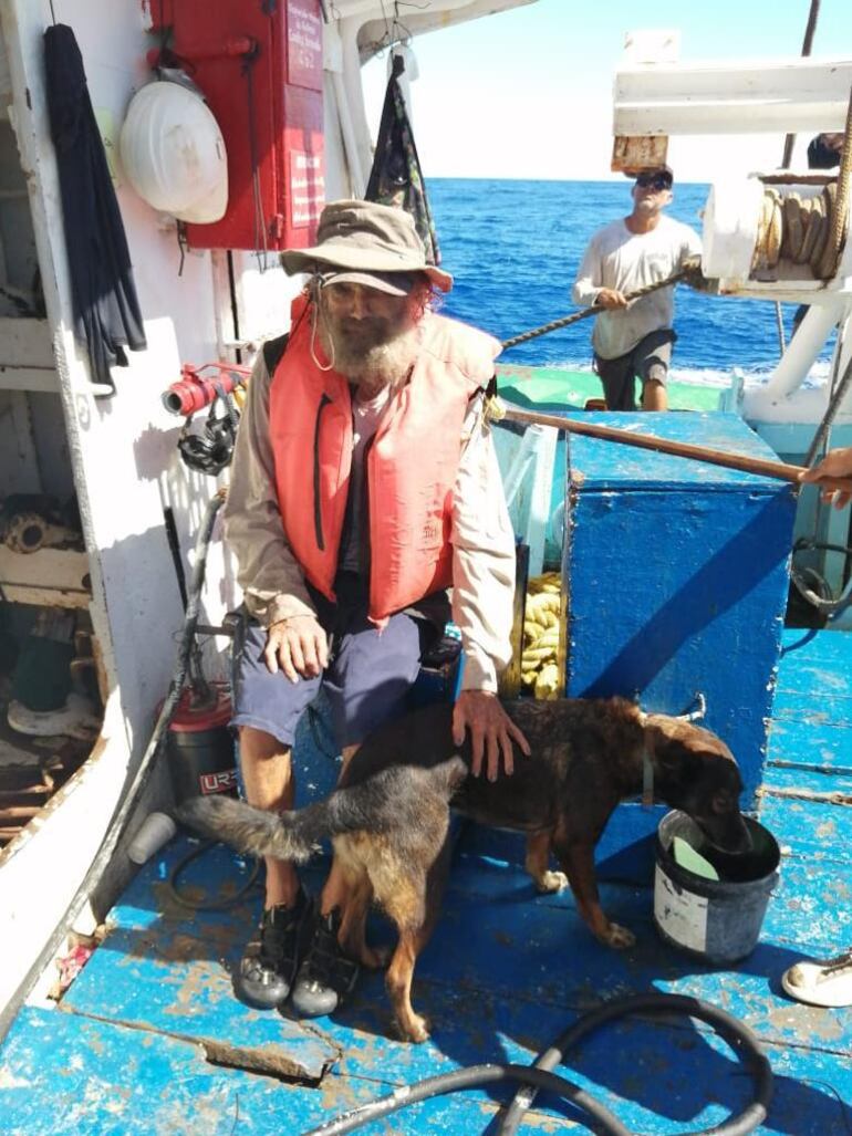 Timothy Lindsay Shaddock y su perrita "Bella" fueron rescatados en el océano Pacífico. Foto: Internet.