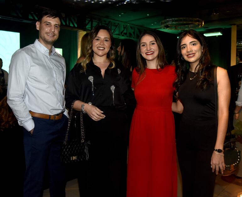 Hugo Fernández, Katherine Maciel, Rebeca Sarubbi y Angie Jara.