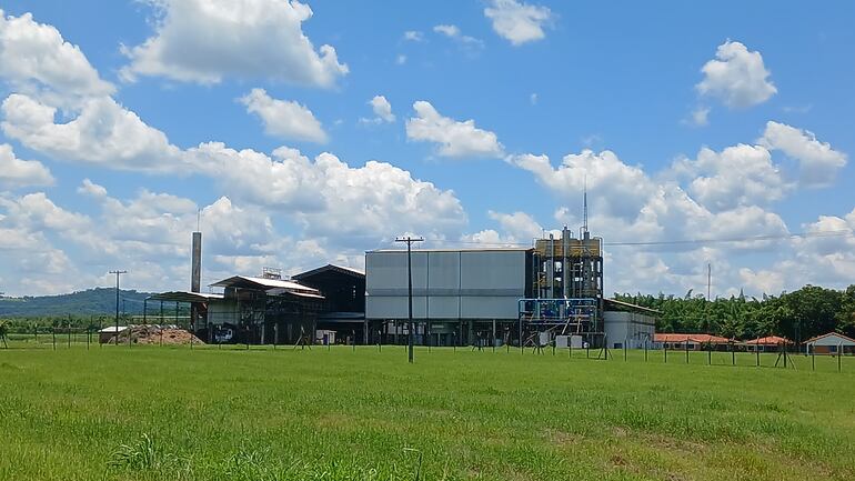 La planta alcoholera de la extinta Cooperativa Coronel Oviedo Ltda., que quedó en manos de inversionistas paraguayos de la empresa Neualco S.A., está a punto de entrar en funcionamiento y los pobladores de esta localidad están esperanzados en que vuelva a ser un distrito industrial. La fábrica requerirá unas dos mil fuentes de trabajo, y generará mayor movimiento económico en la zona.