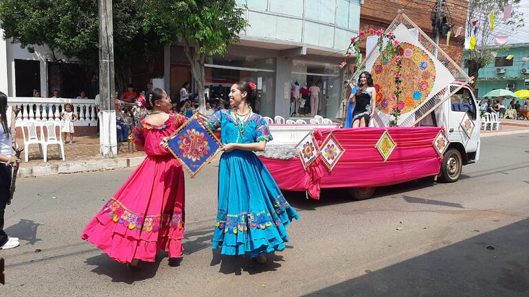 Los grupos de bailarinas también participaron del desfile de carrozas.