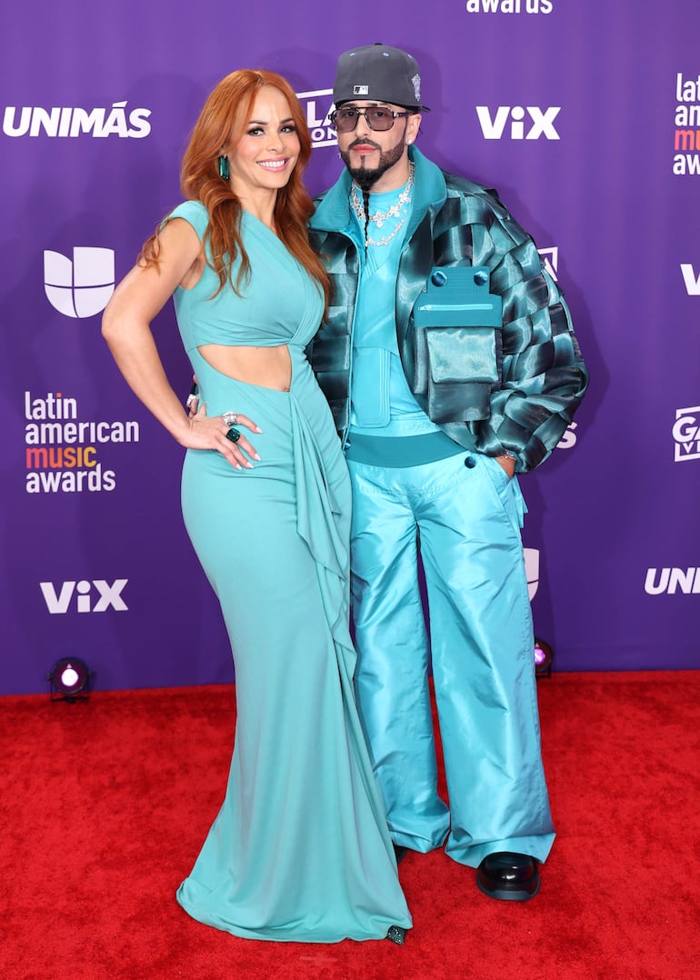 El cantante puertorriqueño Yandel y su esposa Edneris Espada Figueroa posan en la alfombra roja de los Latin American Music Awards. (EFE/Ronda Churchill)
