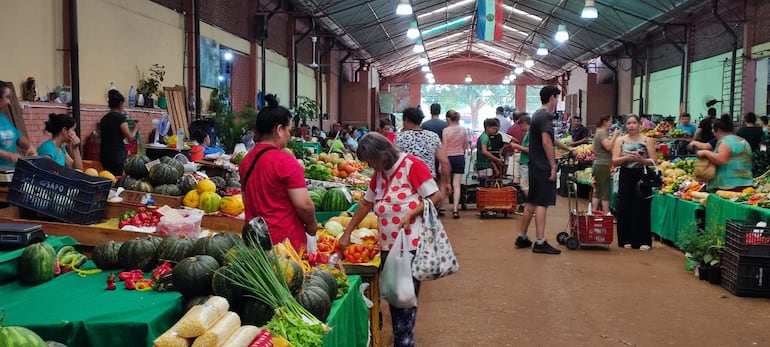 La feria permanente de Ciudad del Este recibe a miles de clientes cada semana.